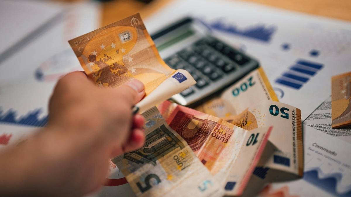 euro-biljetten-hand-en-rekenmachine.jpg